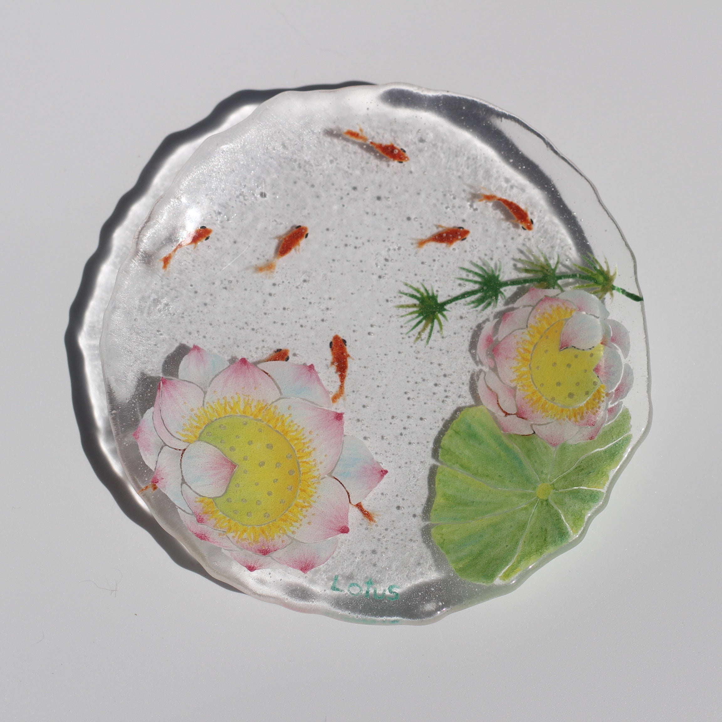 蓮金魚硝子丸皿 Lotus and Goldfish in Still Water – Kyoto nokaze Global