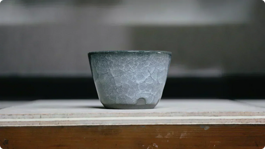 使い込むほど深まる、日本の器の「貫入」の秘密