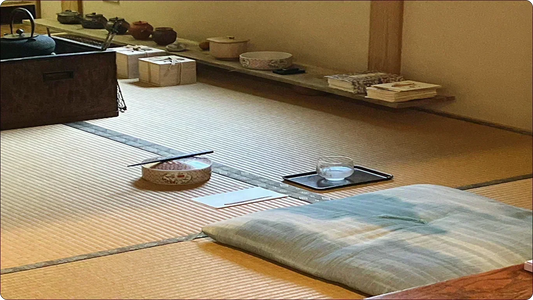 炉と鉄瓶を配した簡素な茶室の座敷。余白（間）が主役の、侘び寂びと禅の空間