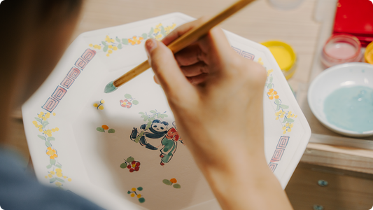 絵付けで色絵文様を手描きする六角皿