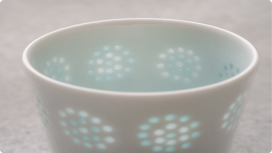 蛍手とは｜光にかざすと浮かぶ、磁器の小さな窓