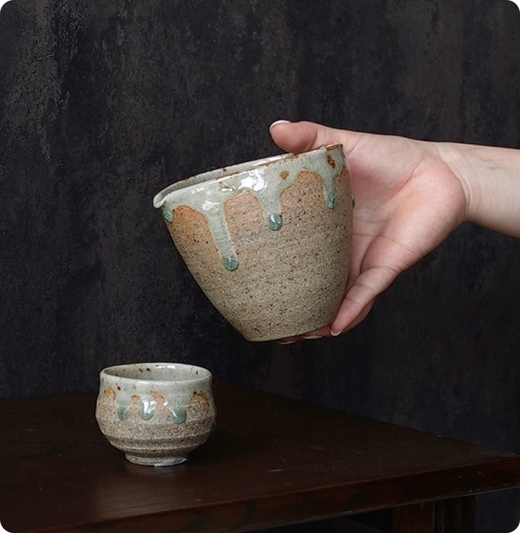 釉薬が垂れたデザインの陶器製酒器（片口とおちょこ）