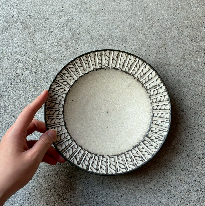 Cord-patterned Shinogi Rim Plate, Medium, White