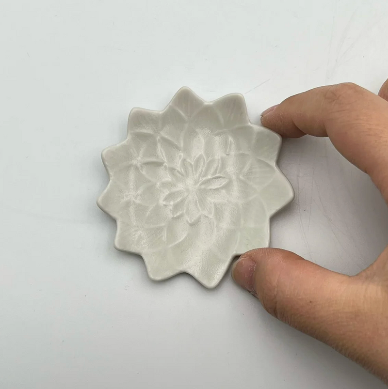 Ash-Blue Glaze Dahlia Bean Dish