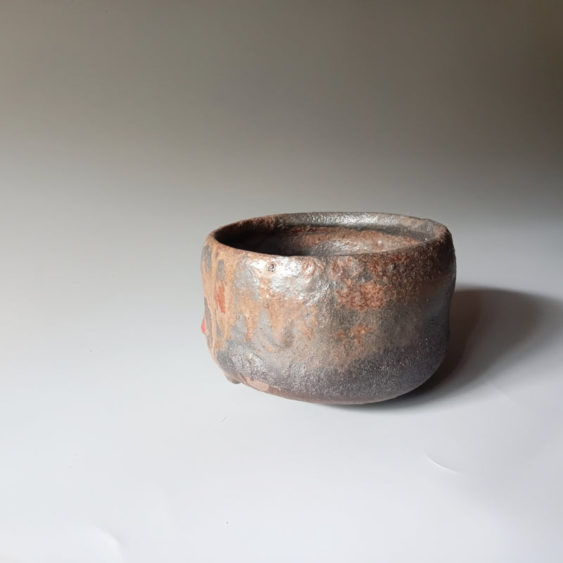 Inbe-de Black Matcha Chawan No.2 — Bizen, shipped worldwide from Kyoto