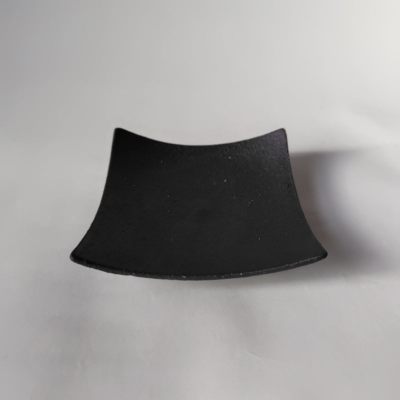黒釉四角皿