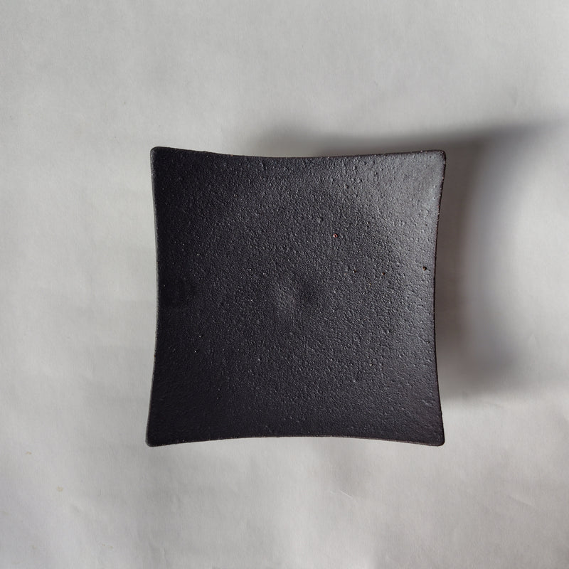 黒釉四角皿