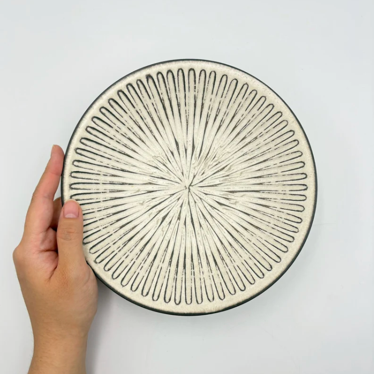 Hana Shinogi Plate, Medium, White