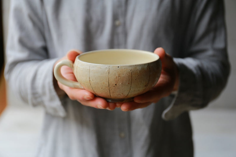 Vertical wire handle round soup cup