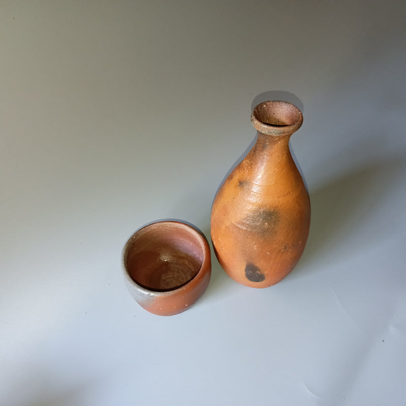 備前の茶の酒器。日本の手しごと