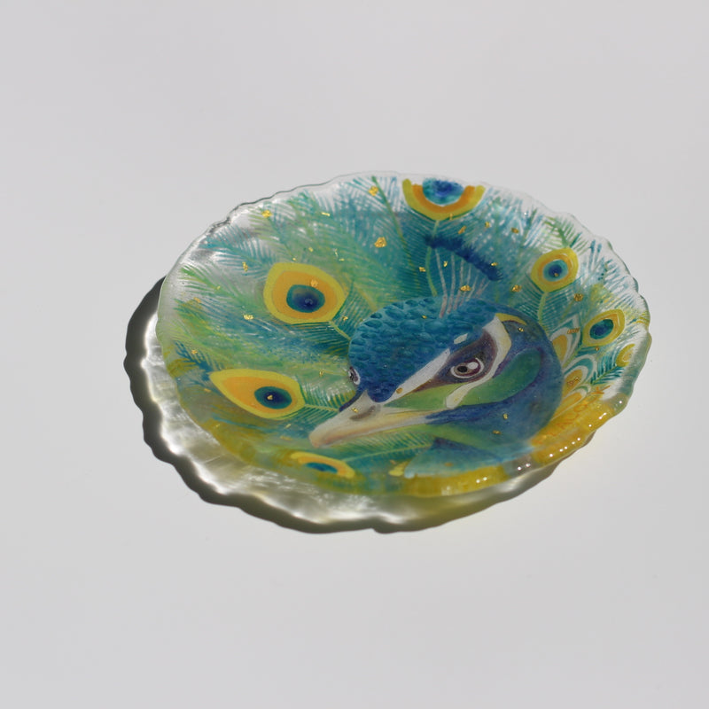 孔雀硝子丸皿　Peacock in a Golden Garden