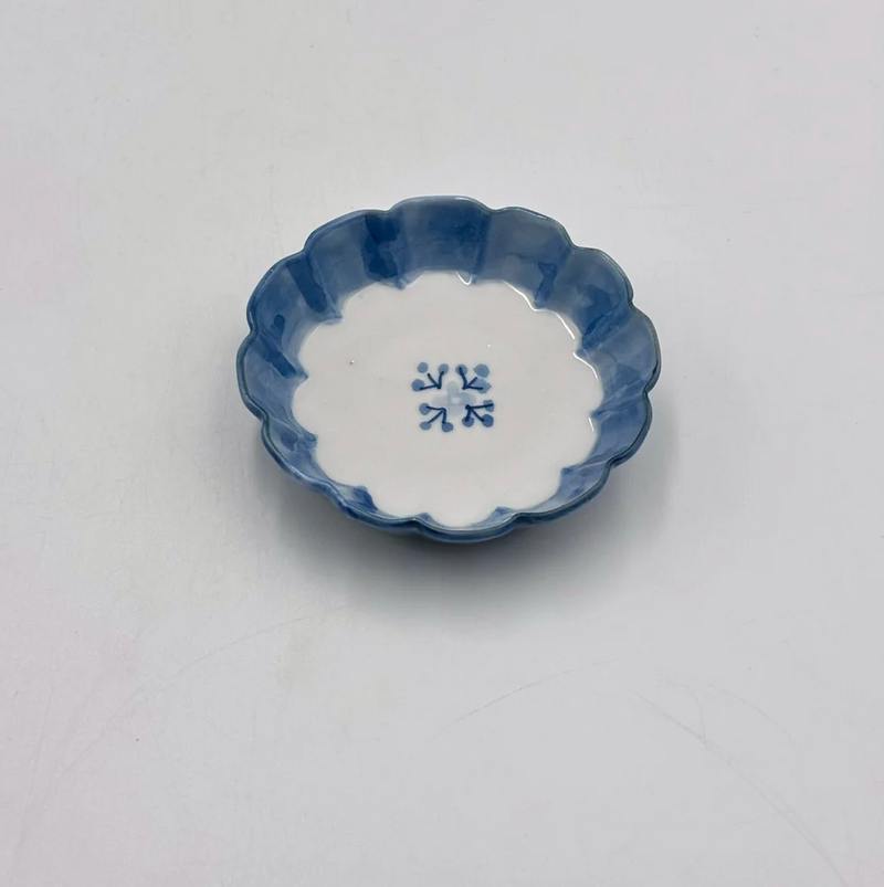 Blue and white small floral pattern fluted mini plate