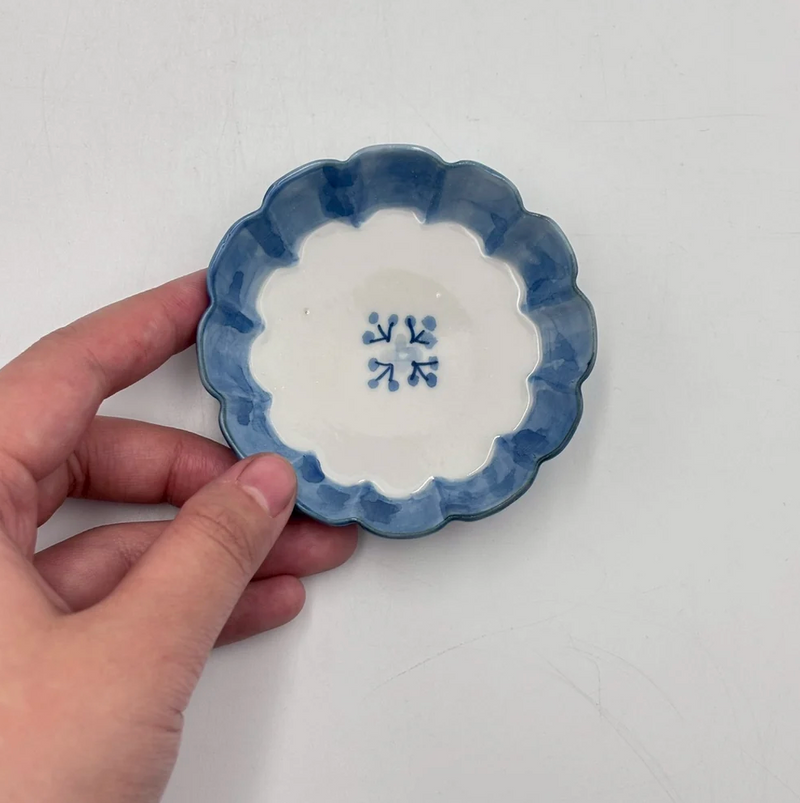 Blue and white small floral pattern fluted mini plate
