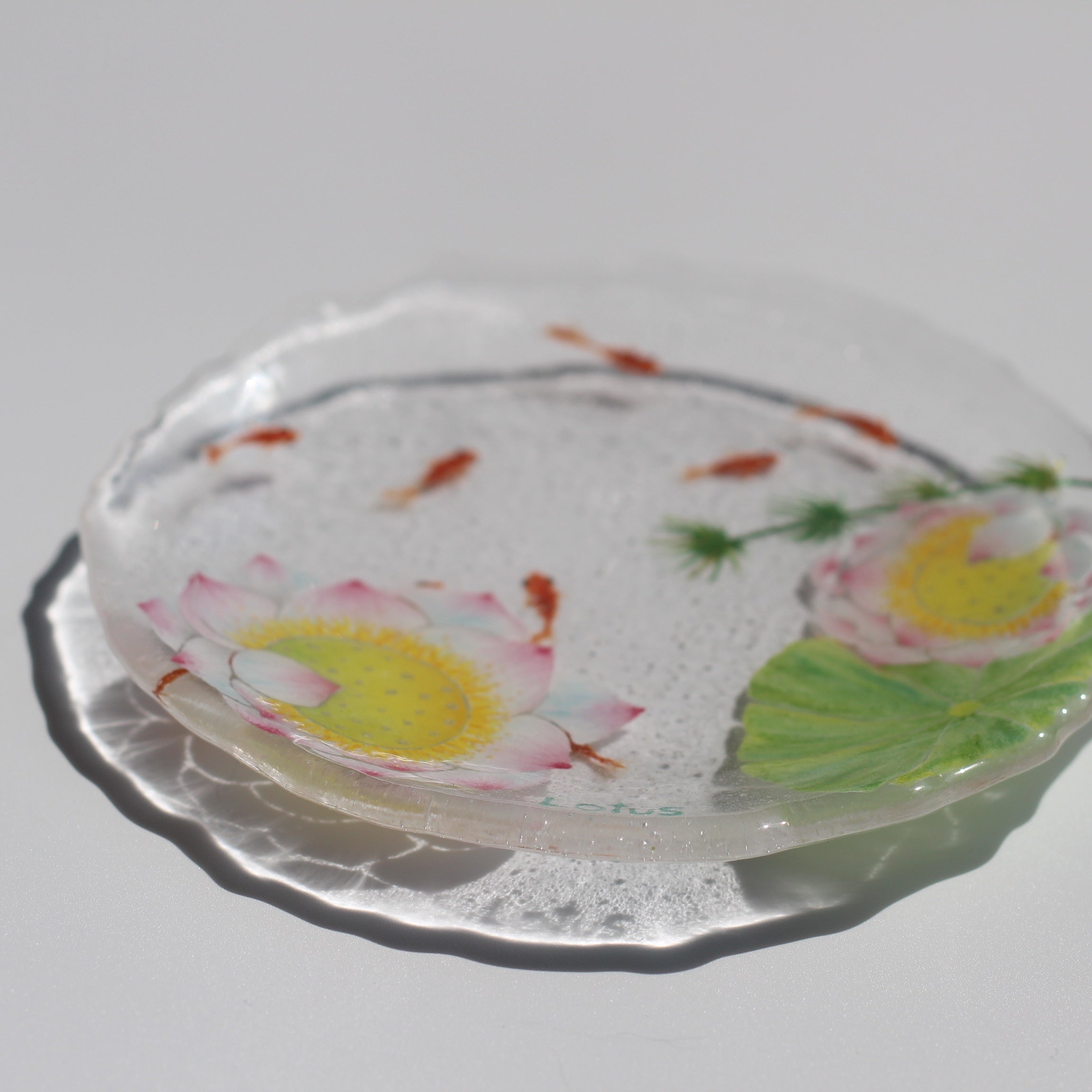 蓮金魚硝子丸皿 Lotus and Goldfish in Still Water – Kyoto nokaze Global