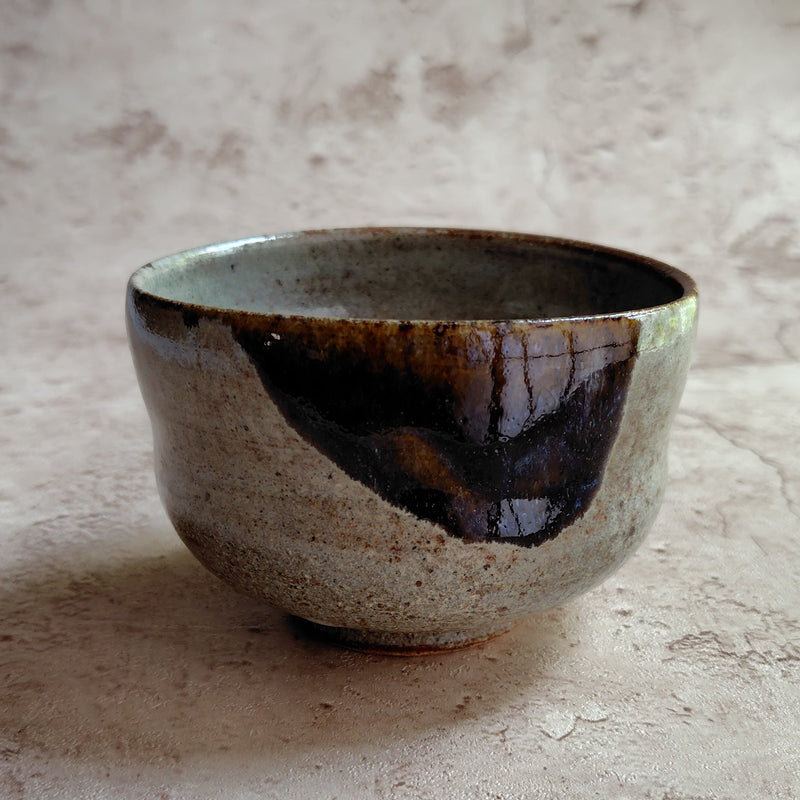 Oni-unofu-glazed indented tea bowl