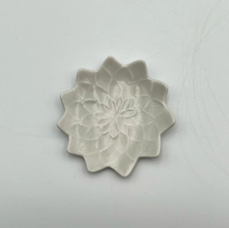 Ash-Blue Glaze Dahlia Bean Dish