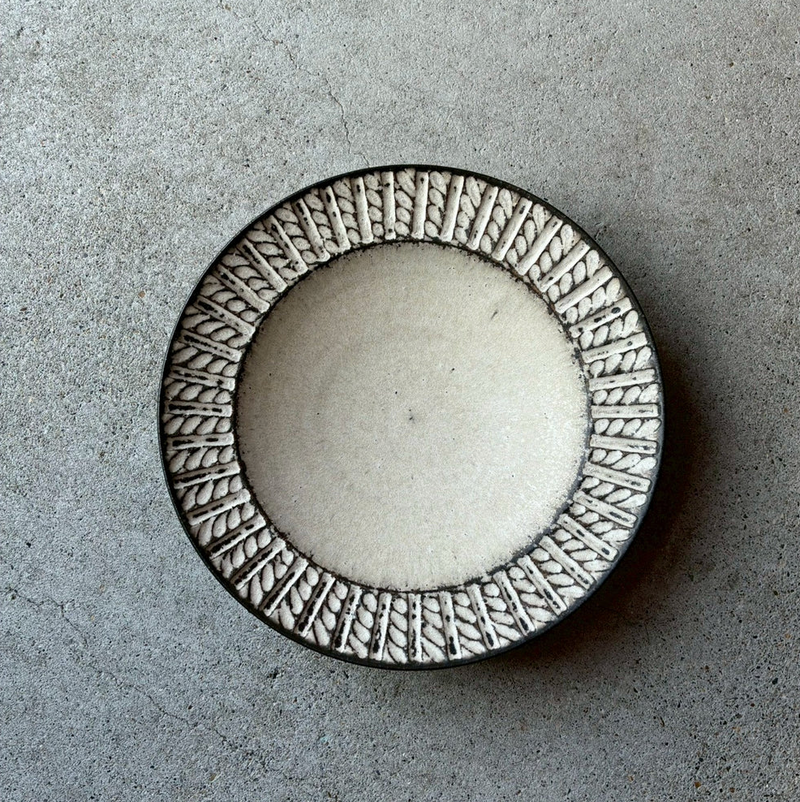 Cord-patterned Shinogi Rim Plate, Medium, White