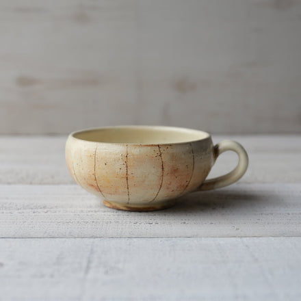 Vertical wire handle round soup cup