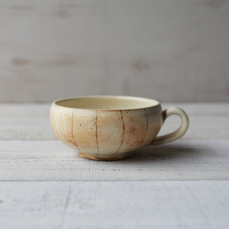 Vertical wire handle round soup cup