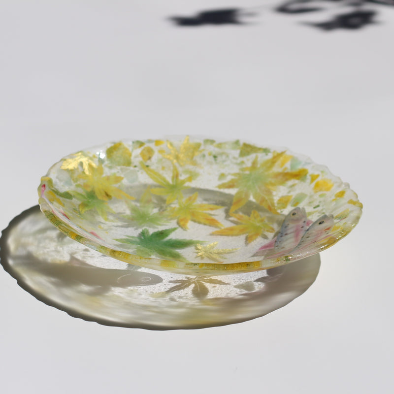 岩魚青紅葉硝子大皿　Iwana Among Green Maples