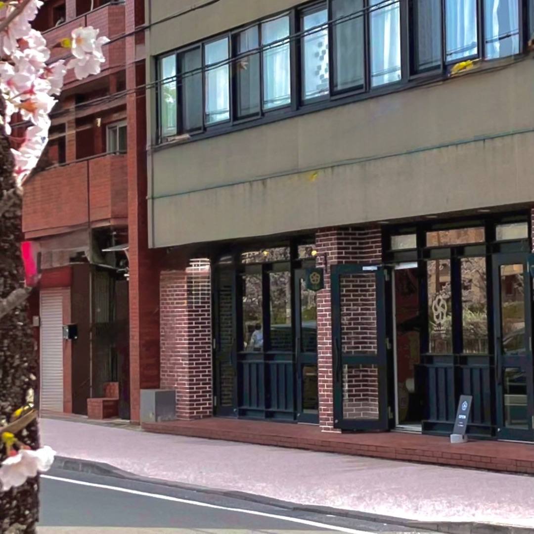 扉を開け放った春の nokaze の店先 / The nokaze storefront in spring, doors wide open